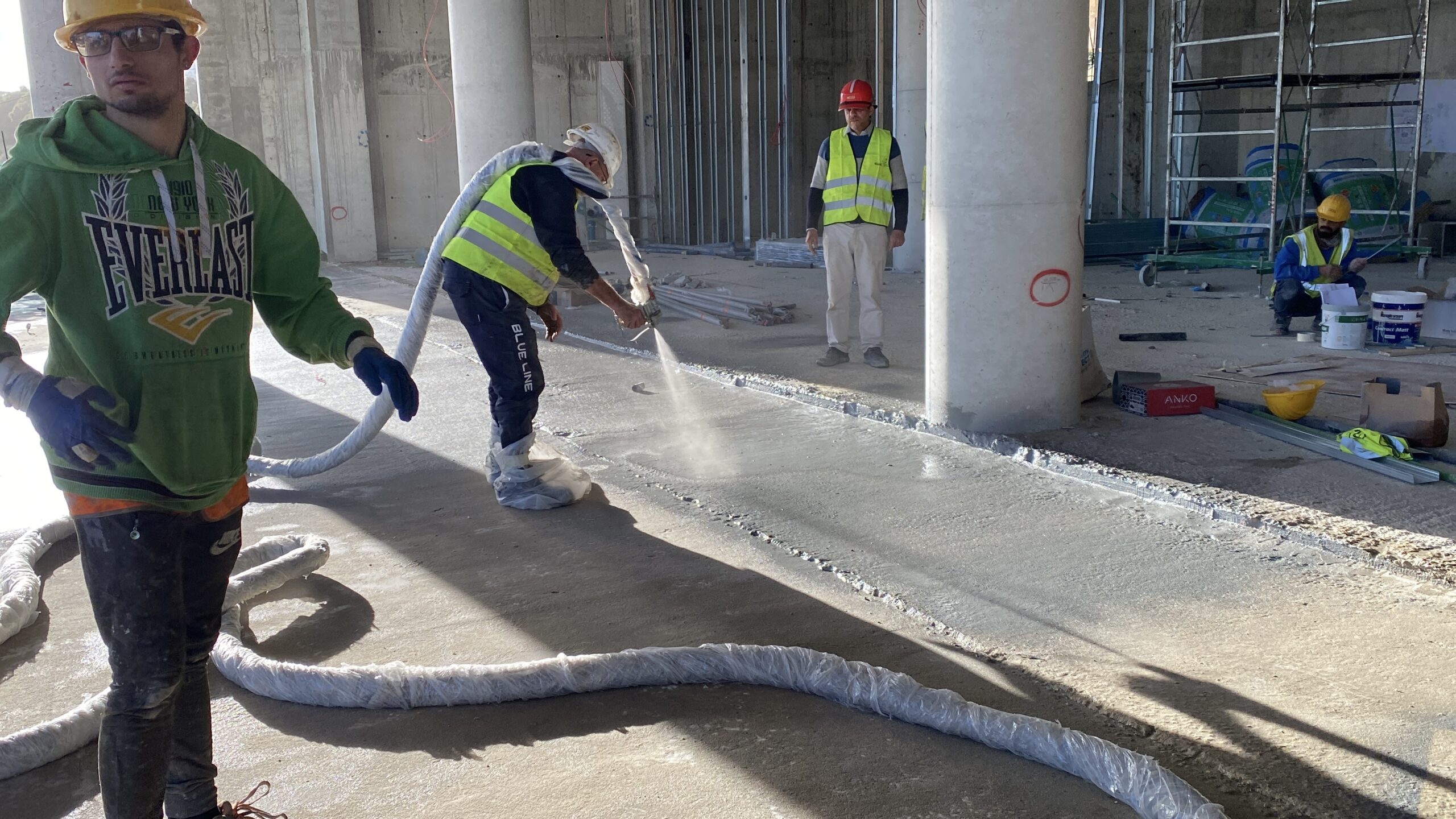 Formazione tecnica e spruzzo della poliurea nel cantiere Hard Rock Hotel a Malta