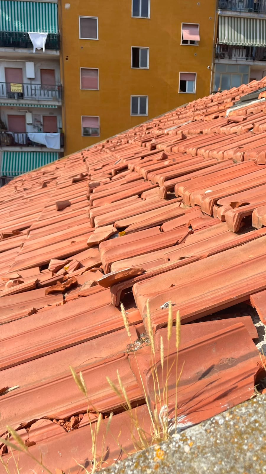 Copertura in tegole danneggiata dalla grandine